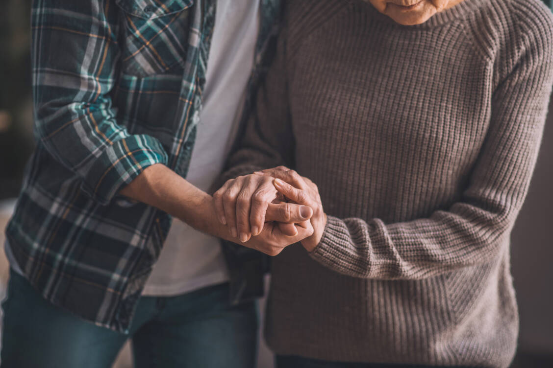 Eine Schwäche der Muskulatur, die sich nach einer Erholungsphase wieder bessert, kennzeichnet die neurologische Erkrankung Myasthenia gravis. / Foto: Adobe Stock/zinkevych