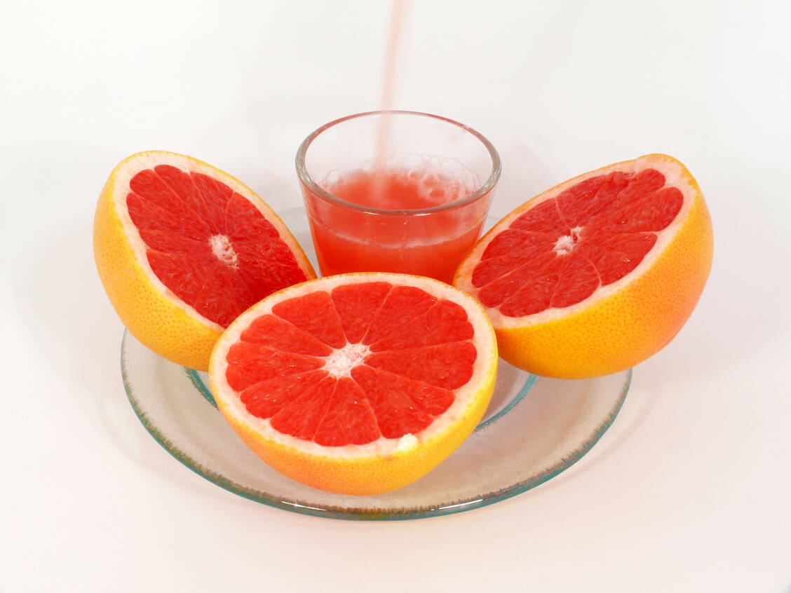 Grapefruitsaft ist lecker, verträgt sich aber mit vielen Arzneistoffen nicht. / Foto: Adobe Stock/TwilightArtPictures
