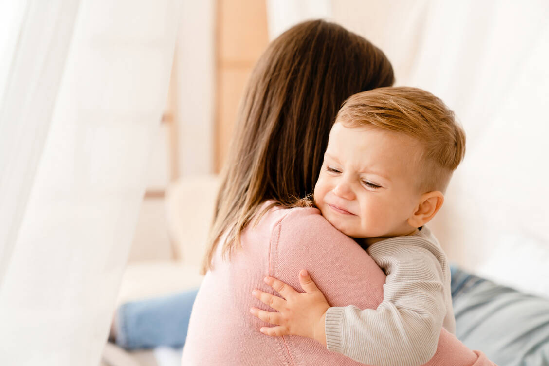 Eltern, die sich um kranke Kinder kümmern müssen und deshalb nicht arbeiten können, können sich demnächst telefonisch »kindkrank« schreiben lassen. / Foto: Adobe Stock/InsideCreativeHouse