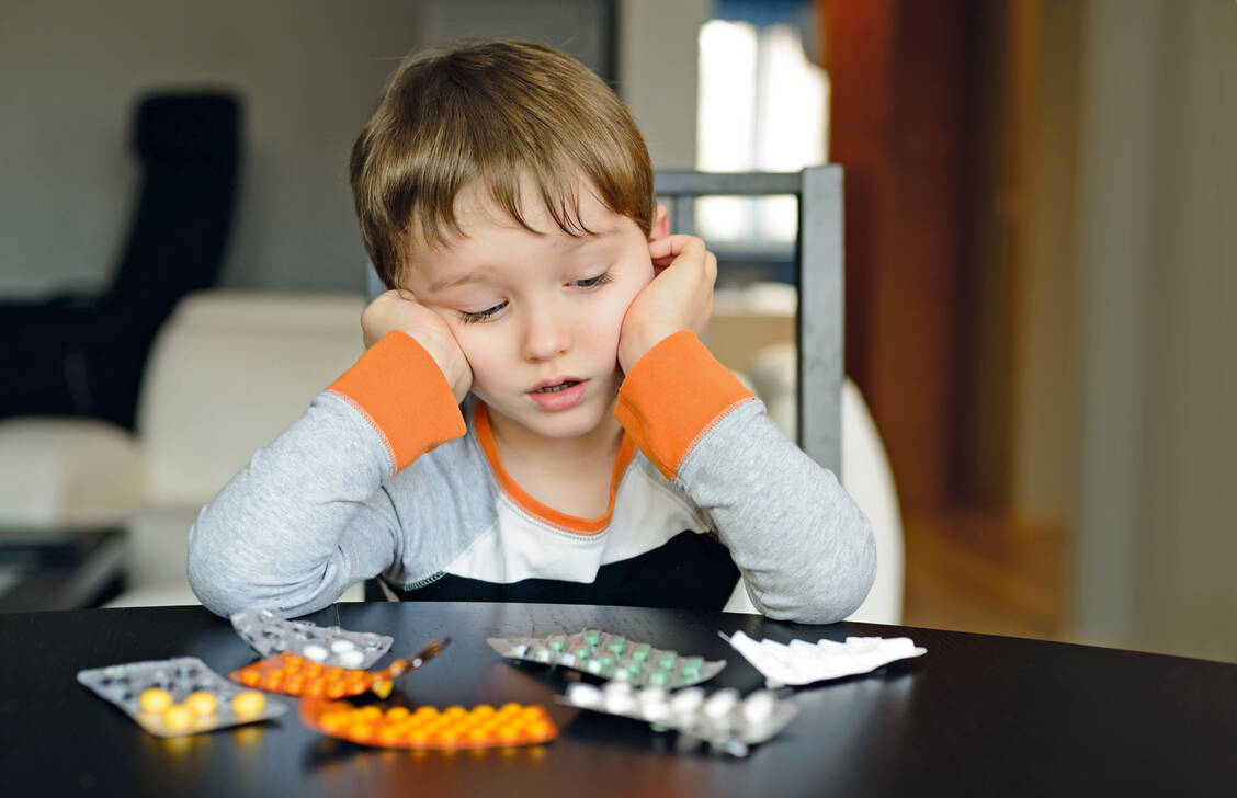 Ein Mythos ist, dass ADHS eine Erfindung der Pharmaindustrie ist, um süchtig machende Medikamente unters Volk zu bringen. / Foto: Shutterstock/djedzura