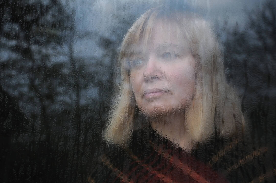 Gerade in der dunklen Jahreszeit leiden viele Menschen an depressiver Verstimmung. / © Adobe Stock/vicspacewalker