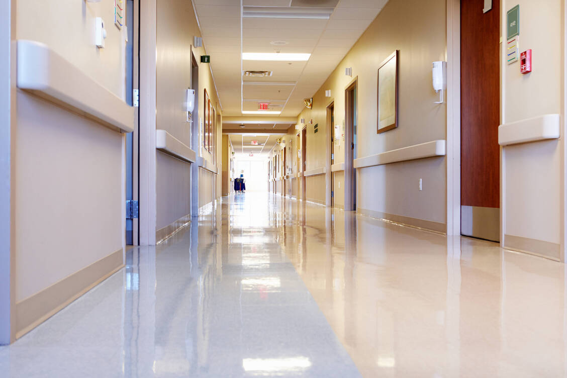 Mitte Januar soll in kommunalen Krankenhäusern in Bayern gestreikt werden. Die Betreuungssituation werde dann ähnlich sein wie sonst an den Wochenenden, hieß es. / © imago images/Shotshop