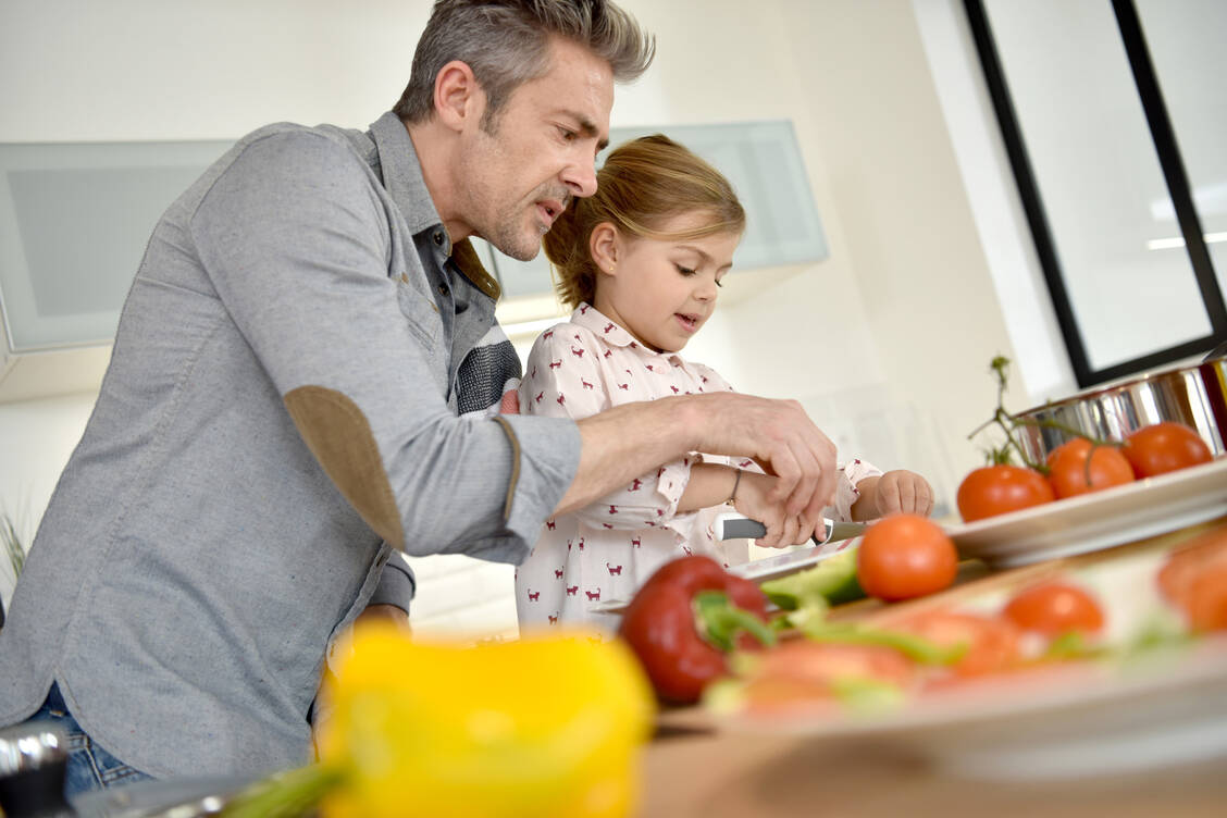 Nach den Plänen der Bundesregierung sollen die Menschen mehr frisches Gemüse und weniger Fast Food essen.  / Foto: Adobe Stock/goodluz