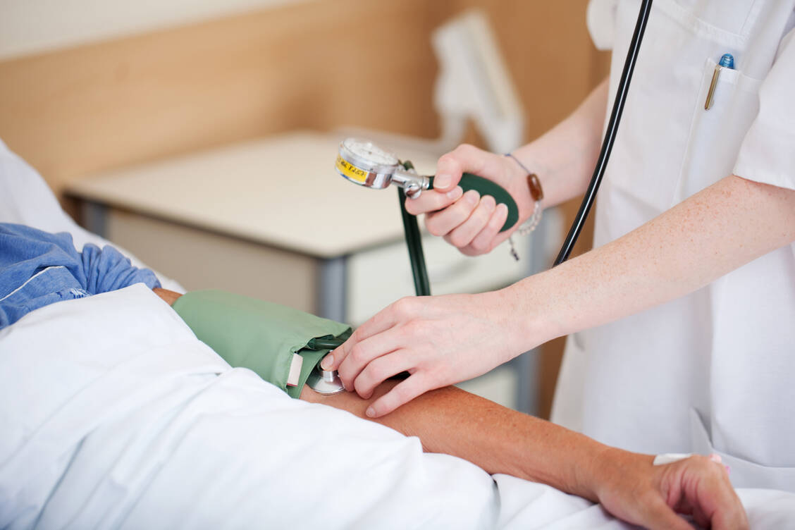 Der Blutdruck muss vor und nach einer Operation auf Normwerte eingestellt und regelmäßig kontrolliert werden. / Foto: Adobe Stock/contrastwerkstatt