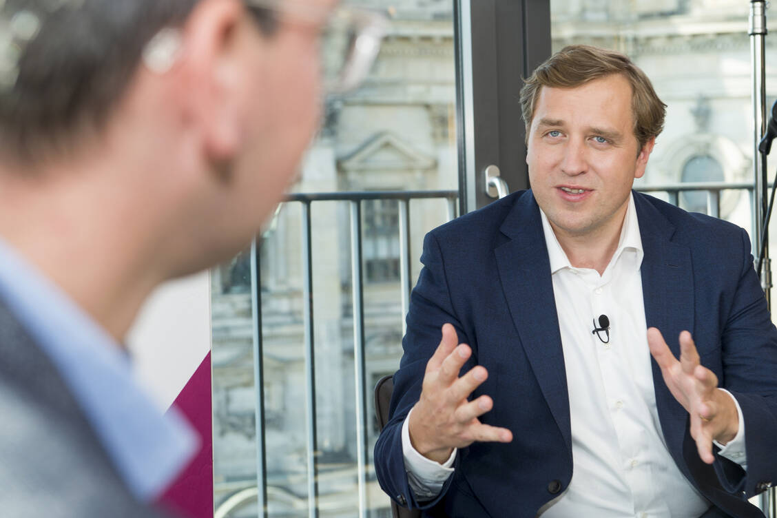 Es sei falsch zu glauben, das E-Rezept erleichtere nur den Transportweg vom Arzt zur Apotheke, sagte der BMG-Digitalchef Gottfried Ludewig im Gespräch mit PZ-Chefredakteur Benjamin Rohrer. Seiner Ansicht nach hat es einen deutlichen Mehrwert. / Foto: PZ/Philipp Külker