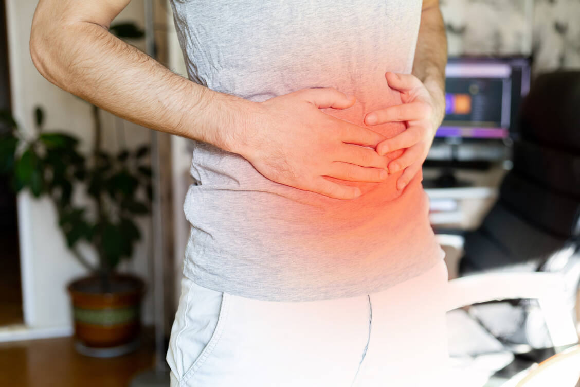 Zu den Leitsymptomen von Colitis ulcerosa gehören schwere, häufig blutig-schleimige Durchfälle, krampfartige Bauchschmerzen und ständiger Stuhldrang. / Foto: Adobe Stock/Sergey