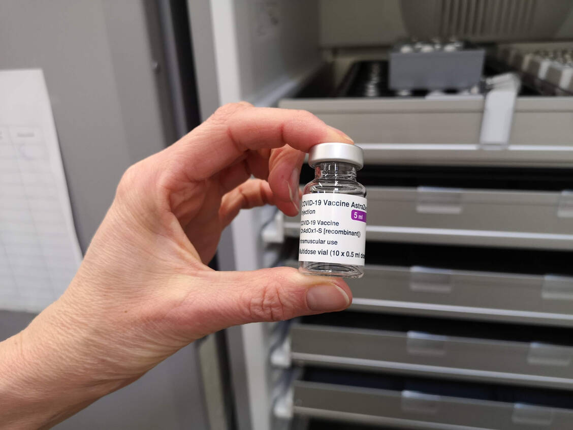 Seit Montag muss der Astra-Zeneca-Impfstoff in Deutschland und anderen Ländern vorerst im Kühlschrank bleiben. Dort ist er bis zu sechs Monate haltbar. / Foto: PZ/Daniela Hüttemann