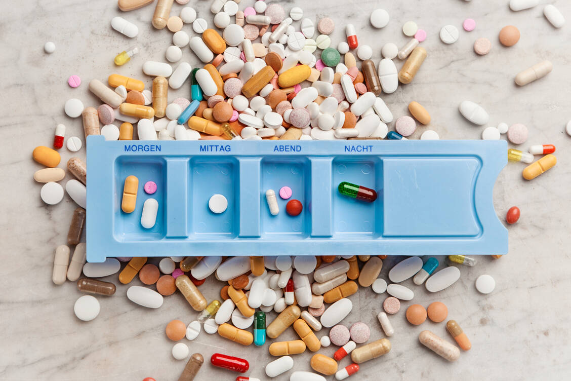 Die Finanzkommission Gesundheit schlug unter anderem eine Erhöhung des Herstellerabschlags von 7 auf 14 Prozent vor. / © Adobe Stock/steinerpicture