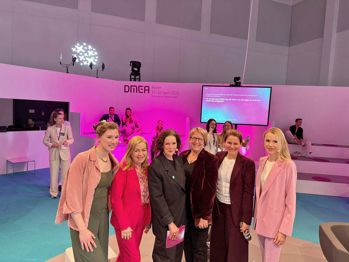 Von links: Tilly Duderstadt (Nordring Apotheke), Andrea Galle (mkk), Moderatorin Cornelia Wanke (Healthcare Frauen), Professorin Sylvia Thun (BIH@Ch), Professorin Mandy Mangler (Vivantes, EHB, AEKB) und Stefanie Schuster (Astellas Pharma).  / © PZ / Paulina Kamm