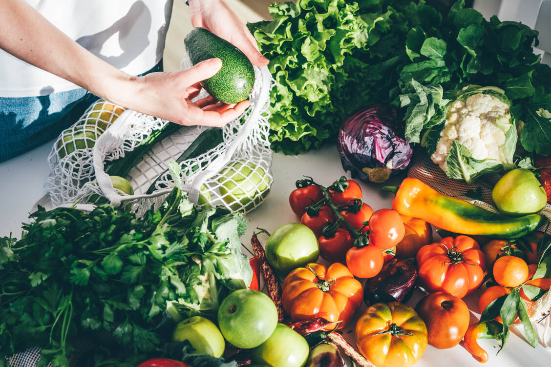 Um sich gesund und nachhaltig zu ernähren, empfiehlt die Deutsche Gesellschaft für Ernährung, den Fokus auf pflanzliche Lebensmittel zu setzen. / Foto: Getty Images/Maria Korneeva