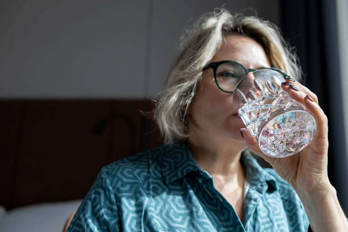 Arzneimittel mit einem großen Glas Wasser einzunehmen ist immer eine gute, bei manchen Arzneiformen sogar eine besonders gute Idee. Diese können dann nämlich im Magen eine Abkürzung nehmen. / © Getty Images/Kate Wiese