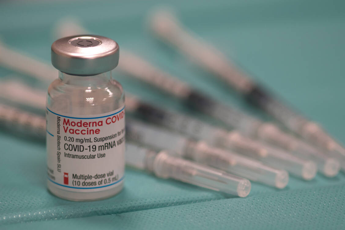 Spikevax von Moderna scheint in einem direkten Vergleich mit dem mRNA-Impfstoff Comirnaty von Biontech/Pfizer beim Schutz vor Infektionen besser abzuschneiden. / Foto: Adobe Stock/B.Stefanov