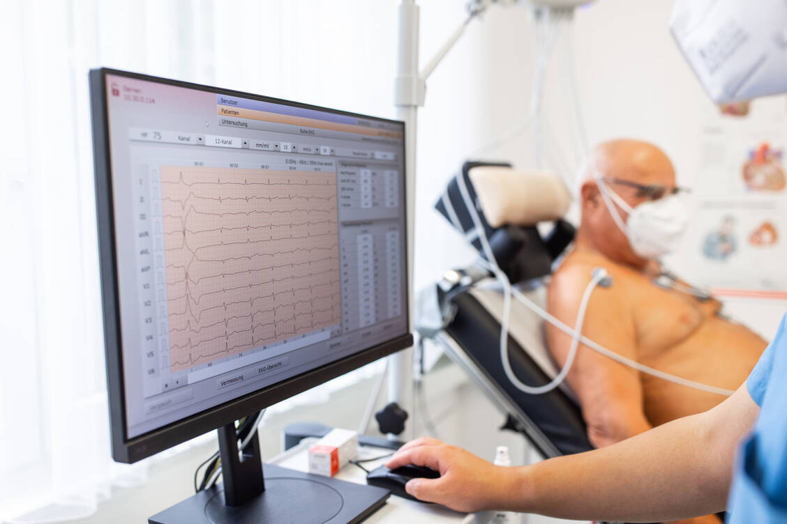 Laut einer neuen Studie bleibt das Risiko für diverse kardiovaskuläre Erkrankungen nach einer Coronavirus-Infektion noch mindestens ein Jahr lang erhöht. / Foto: Getty Images/Luis Alvarez