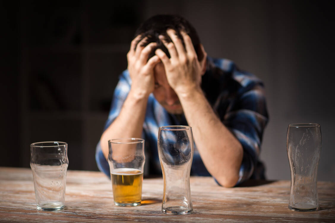 Das Zellgift Ethanol kann den gesamten Gastrointestinaltrakt schädigen, vor allem die Darmschleimhaut und die Mikrobiota. / Foto: Adobe Stock/Syda Productions
