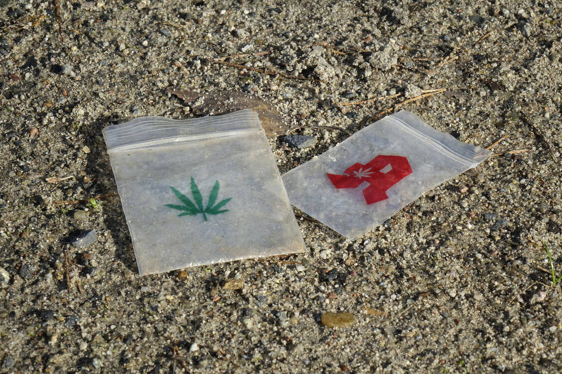 Neben lizenzierten Geschäften und Apotheken könnte Cannabis bald auch über den Versandhandel abgegeben werden. / Foto: picture alliance / ZB