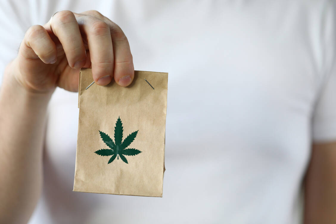 Über den Markplatz »Grüne Brise« will das Start-up Breezy Brands Patientinnen und Patienten in Kooperation mit Partnerapotheken mit verordnetem Cannabis versorgen.  / Foto: Adobe Stock/H_Ko