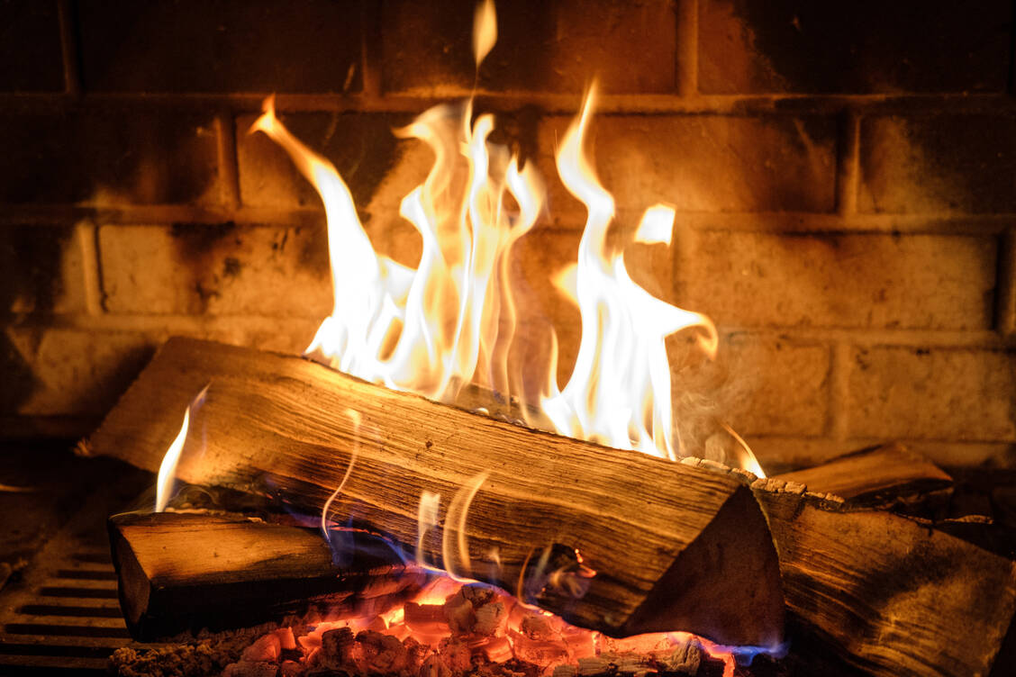 Offene Feuerstellen müssen regelmäßig gewartet werden, um zu verhindern, dass sie zu viel Kohlenmonoxid freisetzen. / Foto: Adobe Stock/Pavel Korotkov