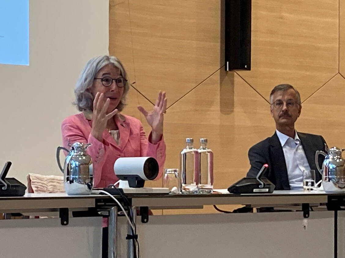 Bei einer Veranstaltung sensibilisierte ABDA-Präsidentin Gabriele Regina Overwiening jüngere Apothekerinnen und Apotheker für die Besonderheiten der berufspolitischen Arbeit. Rechts ABDA-Hauptgeschäftsführer Sebastian Schmitz. / Foto: PZ/Anne Orth