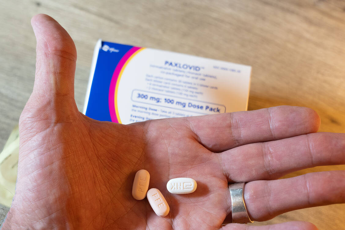 Paxlovid beinhaltet Ritonavir-geboostertes Nirmatrelvir. Personen mit einem hohen Risiko für schwere Covid-19-Verläufe können bei einer SARS-CoV-2-Infektion von der Einnahme profitieren. / Foto: Adobe Stock/J.A.
