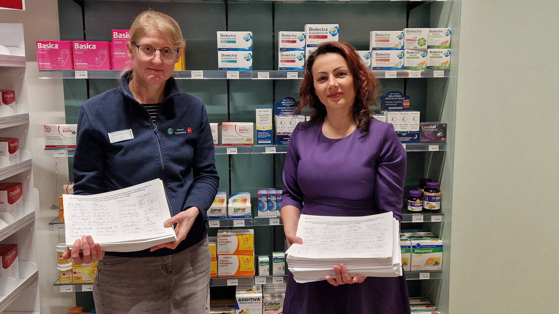 PTA Alla Anbrecht (links) und Apothekerin Eliza Krause aus Homberg (Efze) haben die Listen mit den 10.000 Solidaritätsunterschriften jetzt auf die Reise ins Bundesgesundheitsministerium geschickt. / Foto: HAV