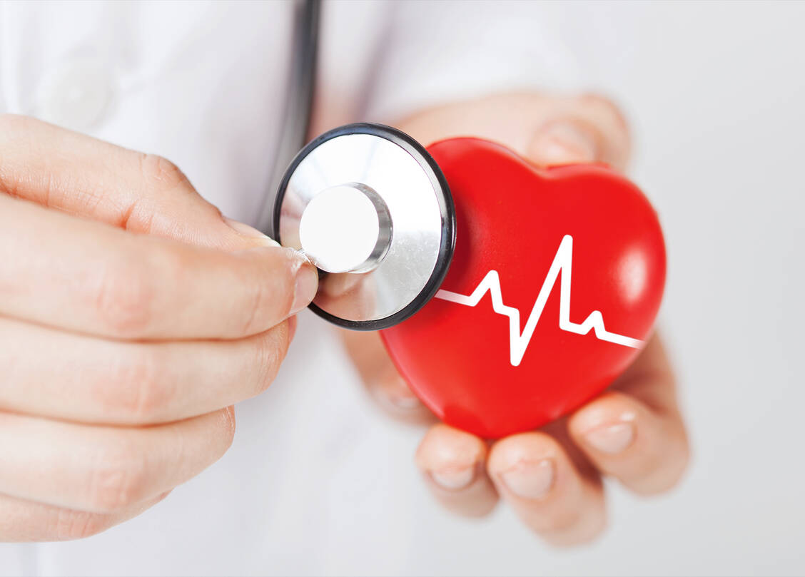 Bei Patienten mit Herzinsuffizienz lässt sich die kardiovaskuläre Mortalität durch ein strukturiertes Telemonitoring signifikant senken. Unter bestimmten Voraussetzungen gilt das auch für die Gesamtmortalität. / Foto: Shutterstock/Syda Productions