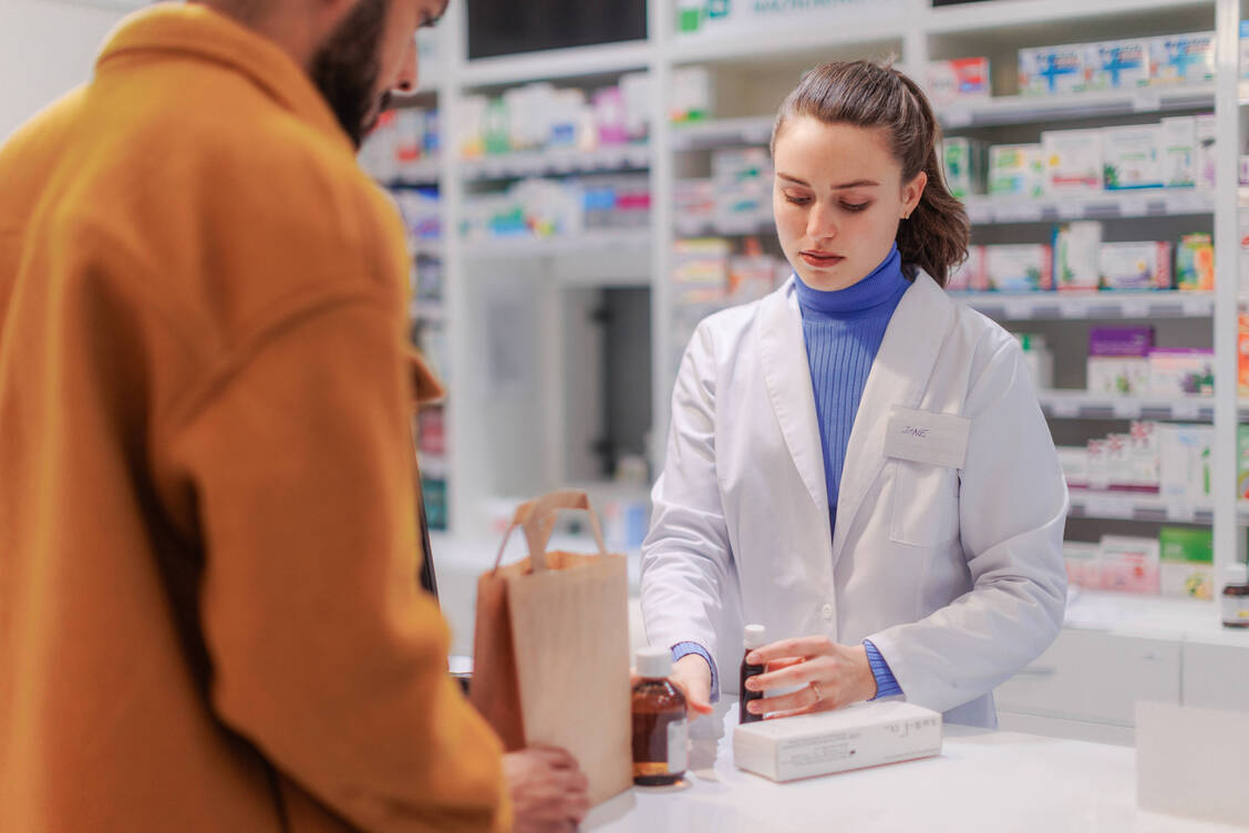 Durch die Einbeziehung von Umweltaspekten in die allgemeine Beratung kann die Apothekerschaft eine Vorreiterrolle im umweltbewussten Gesundheitswesen einnehmen, ist das Bundesumweltamt überzeugt. / © IMAGO/HalfPoint Images