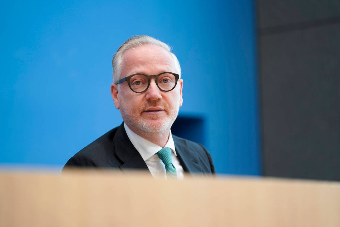Der Phagro-Vorsitzende Marcus Freitag fordert, den Großhandelsfestzuschlag von aktuell 73 Cent als Mindestpreis zu erhalten. / © imago images/Political-Moments