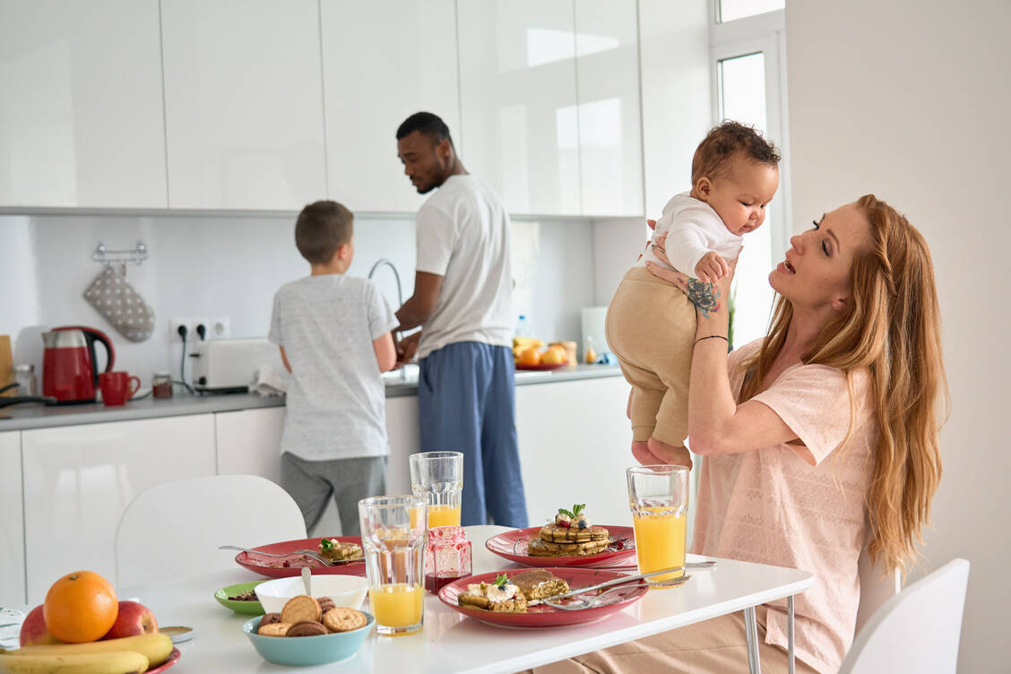 Ist Hausarbeit wirklich Teamsache? Männer sagen ja; Frauen stimmen da nicht immer zu. / © Adobe Stock/insta_photos