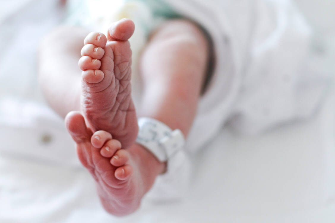 Mit SMA erkrankte Babys müssen so früh wie möglich behandelt werden. Mit nur einer Spritze des Präparats Zolgensma soll der genetische Defekt aufzuhalten sein. / Foto: Getty Images / Isabel Pavia