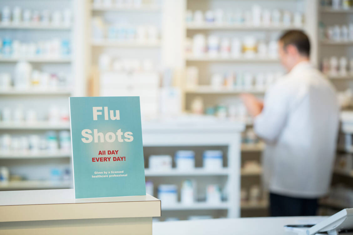Die Grippeimpfung in Apotheken wie hier in den USA soll durch den niedrigschwelligen Zugang die Impfquoten erhöhten. Andere Länder haben damit gute Erfahrungen gesammelt. / Foto: Getty Images/Terry Vine