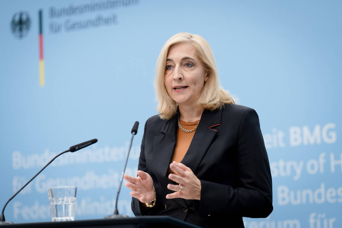 Die Gesundheitsministerin trat am Freitag vor die Presse.  / © Imago/Bernd Elmenthaler