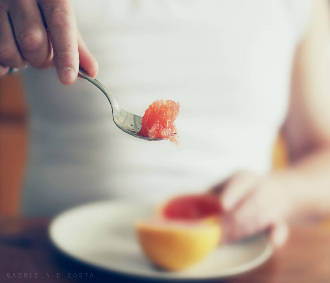 Bestimmte pflanzliche Präparate und Nahrungsmittel können potenziell mit der Medikation interagieren, etwa grapefruithaltige Produkte. / © Getty Images/Gabriela D Costa