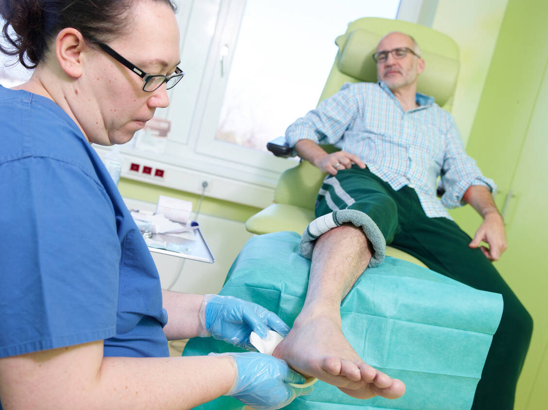 Die Erstattung sonstiger Wundauflagen ohne belegten Zusatznutzen will die Finanzkommission Gesundheit streichen. / © BVMed