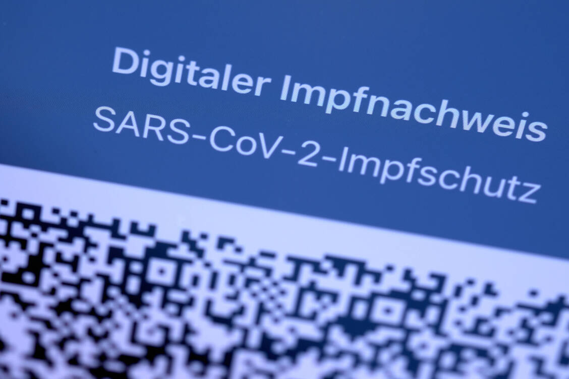 Die begehrten QR-Codes, die einen vollständigen Impfschutz anzeigen, gibt es derzeit noch nicht für Personen, die bereits an Covid-19 erkrankt waren. Bald soll es aber soweit sein. / Foto: imago images/Rolf Poss