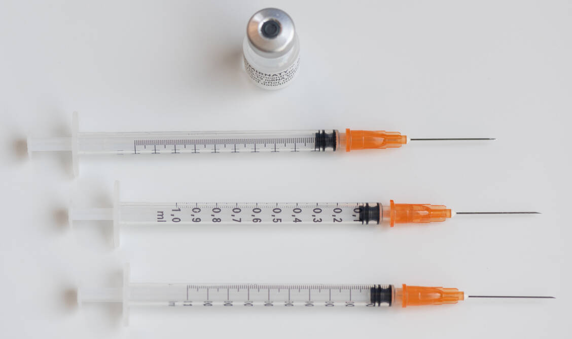 Die EMA  hat eine dritte Impfdosis von Spikevax befürwortet. Über die Zulassung wird im Anschluss die Europäische Kommission entscheiden. / Foto: Adobe Stock/Natascha