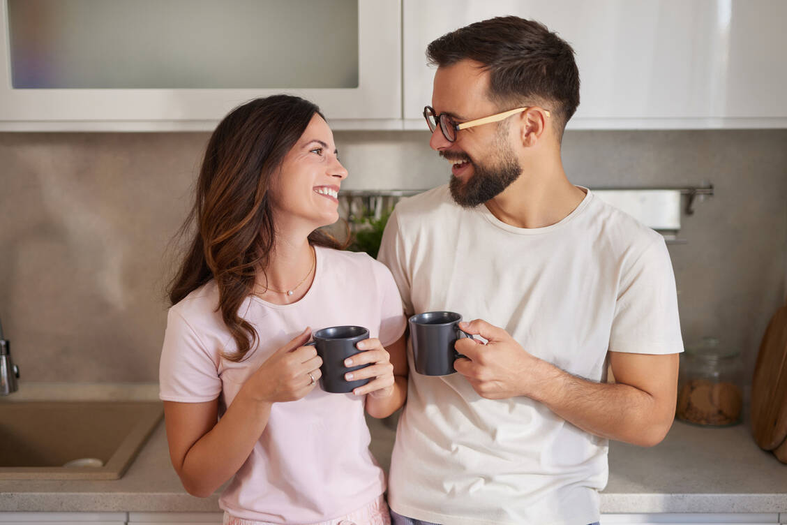 Im Gleichtakt: Insbesondere bei Paaren nähern sich Stresslevel, Herzschlag oder Augenbewegungen einander an. / © Shutterstock/StockPhotoDirectors