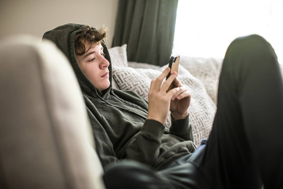Einer aktuellen Studie zufolge liegt bei mehr als 4 Prozent der 10- bis 17-Jährigen in Deutschland ein pathologisches Nutzungsverhalten von Computerspielen und Social-Media vor.  / Foto: Getty Images/MoMo Productions
