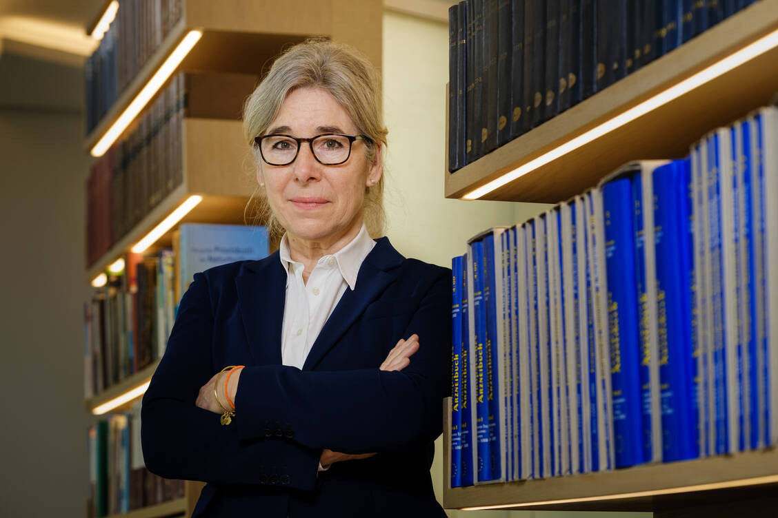 ABDA-Präsidentin Gabriele Regina Overwiening hat sich zum Jahresabschluss in einer Videobotschaft an die Apotheker gerichtet. / Foto: ABDA/Wagenzik