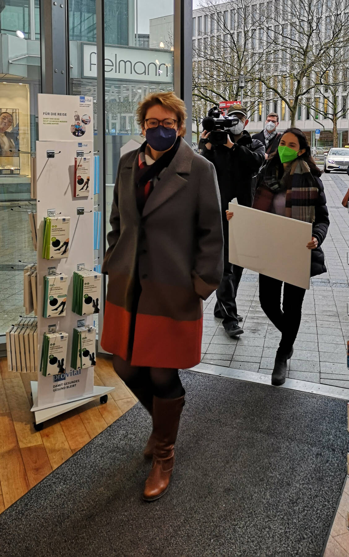 Für die Kameras betritt Ministerin Behrens sogar zweimal die Torhaus-Apotheke.