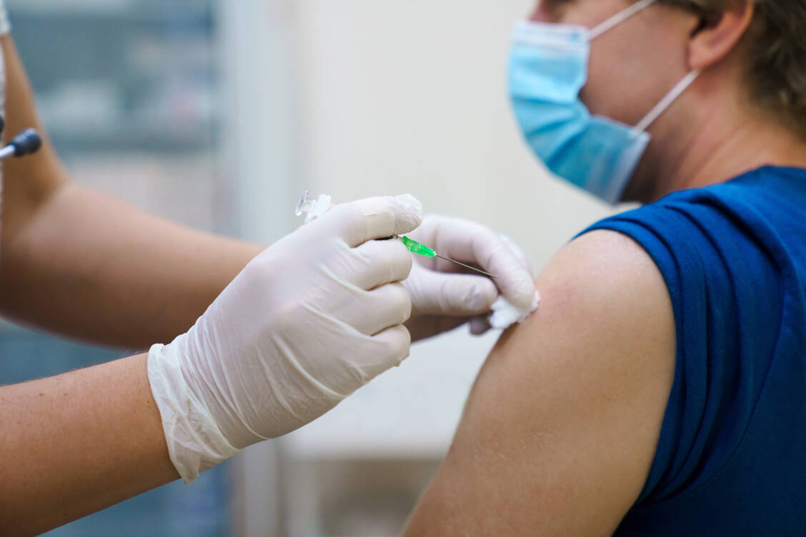 Apotheken und Krankenkassen streiten sich über die Vergütungshöhe bei Grippeschutzimpfungen. / Foto: Adobe Stock/Marina Andrejchenko
