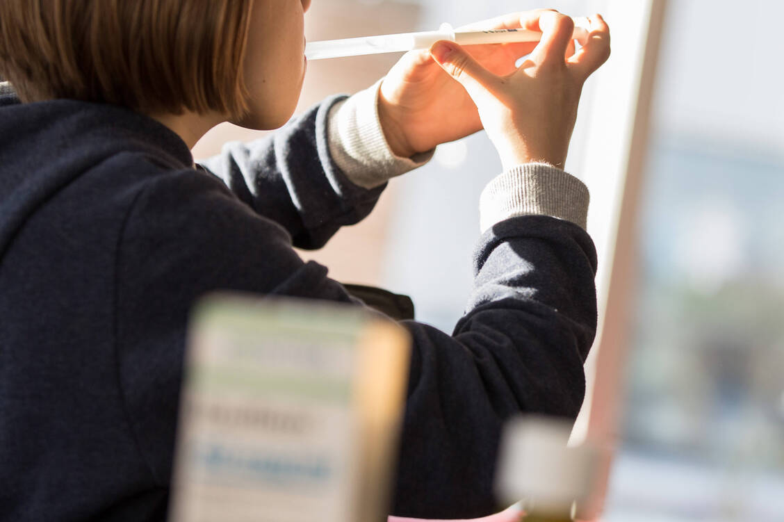Unter anderem für Kinder-Fiebersäfte werden die Festbeträge vorübergehend ausgesetzt. Der GKV-Spitzenverband hat nun eine Liste mit allen betroffenen Arzneimitteln veröffentlicht. / Foto: IMAGO/Fotostand
