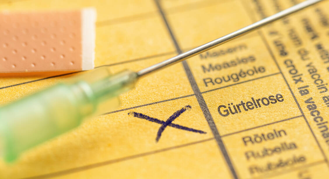 Grundsätzlich sollten sich alle Menschen ab 60 Jahren zweimal gegen Gürtelrose impfen lassen. Bei Diabetikern gilt dieser Rat bereits ab einem Alter von 50 Jahren. / Foto: Adobe Stock/Zerbor