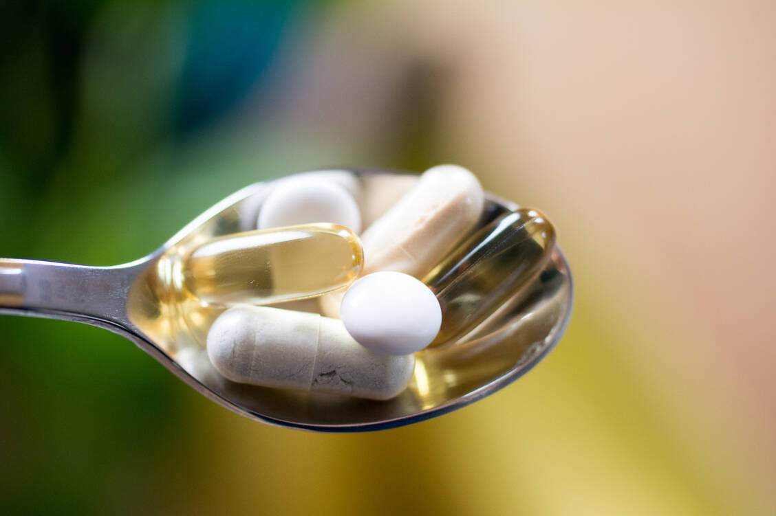An der Beratung in Apotheken  zu Nahrungsergänzungsmitteln gibt es Kritik von der Verbraucherzentrale NRW. / Foto: Fotolia/Kunstzeug