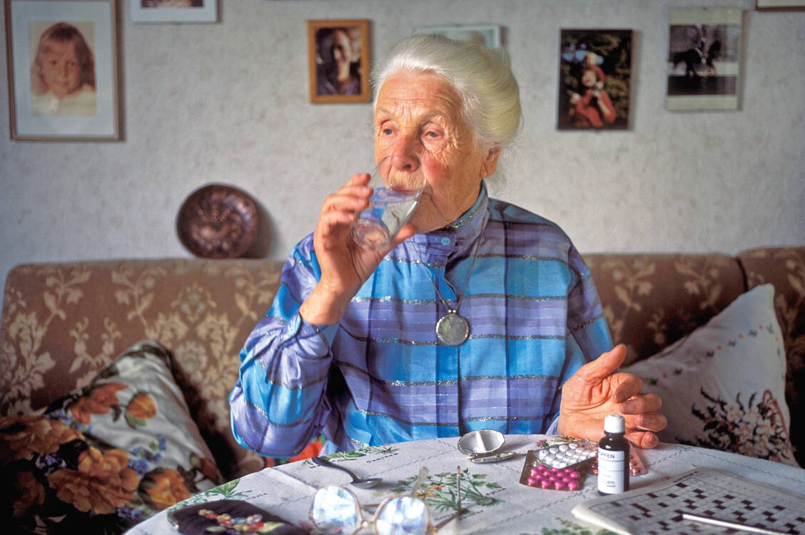 Sie macht es richtig: Tabletten immer mit viel Wasser und aufrechtem Oberkörper schlucken. / Foto: Imago/K-P Wolf