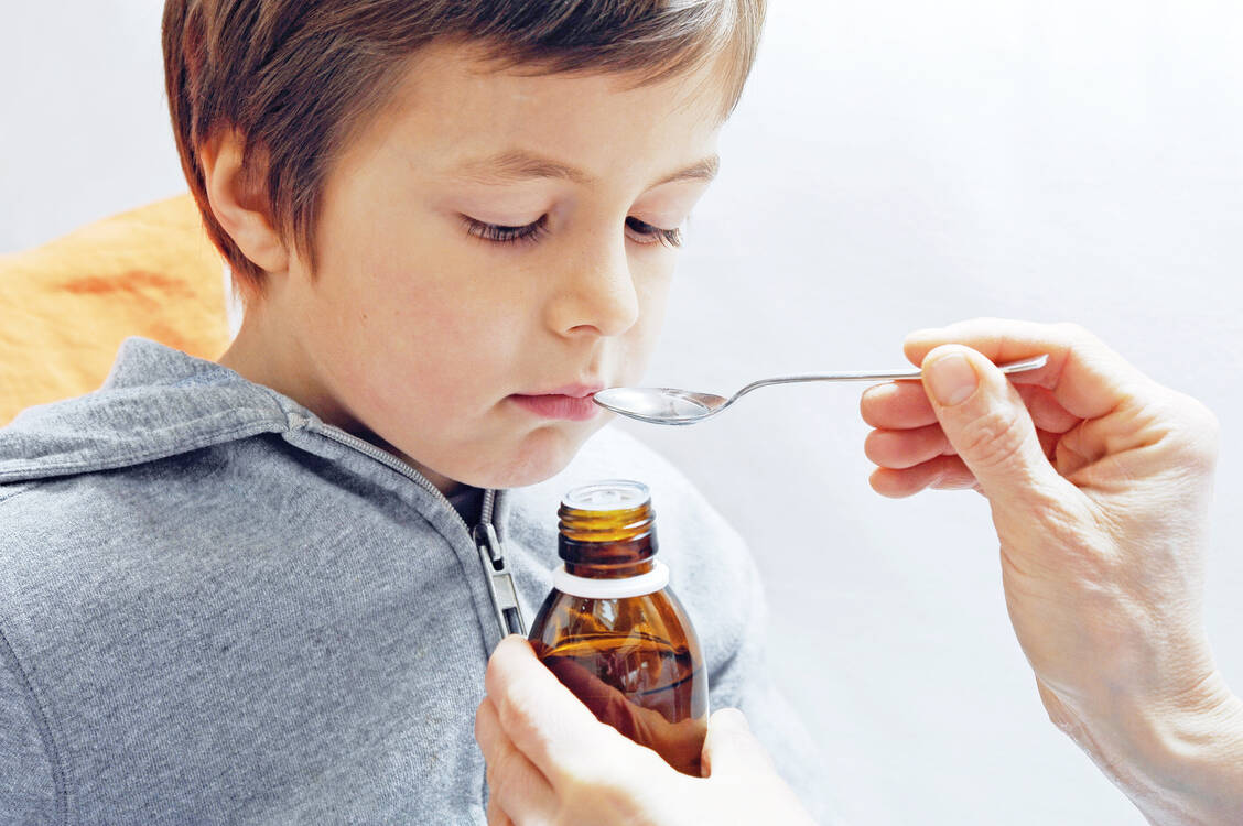 Wie soll die Versorgung mit Kinderarzneimitteln im Herbst und Winter gesichert werden?  Jedenfalls nicht auf Basis der BfArM-Dringlichkeitsliste, meint die ABDA. / Foto: Adobe Stock/photophonie