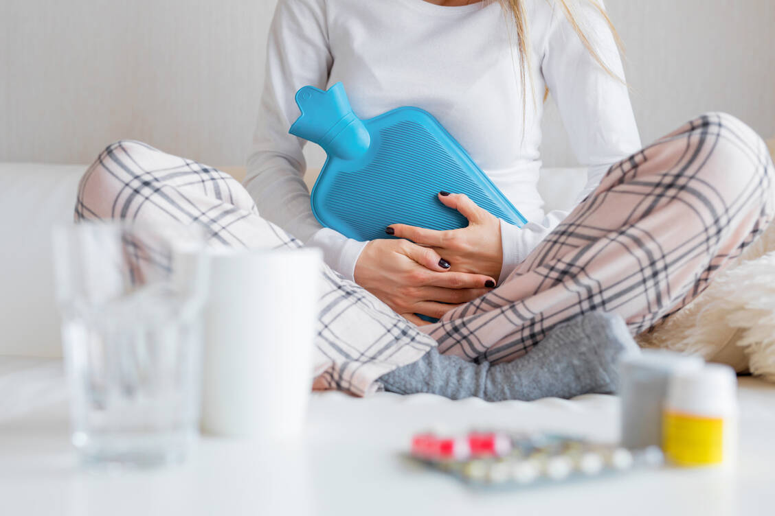 Für 28 Prozent der Frauen mit Regelschmerzen gehören Schmerzmittel bei jeder Menstruation dazu, so das Ergebnis einer aktuellen Umfrage. / Foto: Getty Images/grinvalds