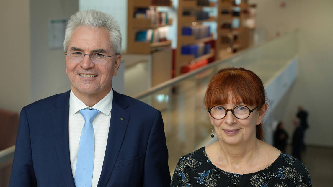 Der Vorsitzende des Deutschen Apothekerverbands (DAV), Hans-Peter Hubmann, und seine Vize Anke Rüdinger sprechen nach ihrer Wiederwahl mit der PZ über ihre nächsten Ziele. / © DAV/Klemm