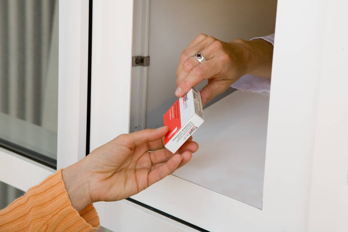 In Niedersachsen rät die Kammer, die Apothekentür offen zu lassen und Patienten nicht ausschließlich über die Klappe zu versorgen. / Foto: Imago/Christoph Franke