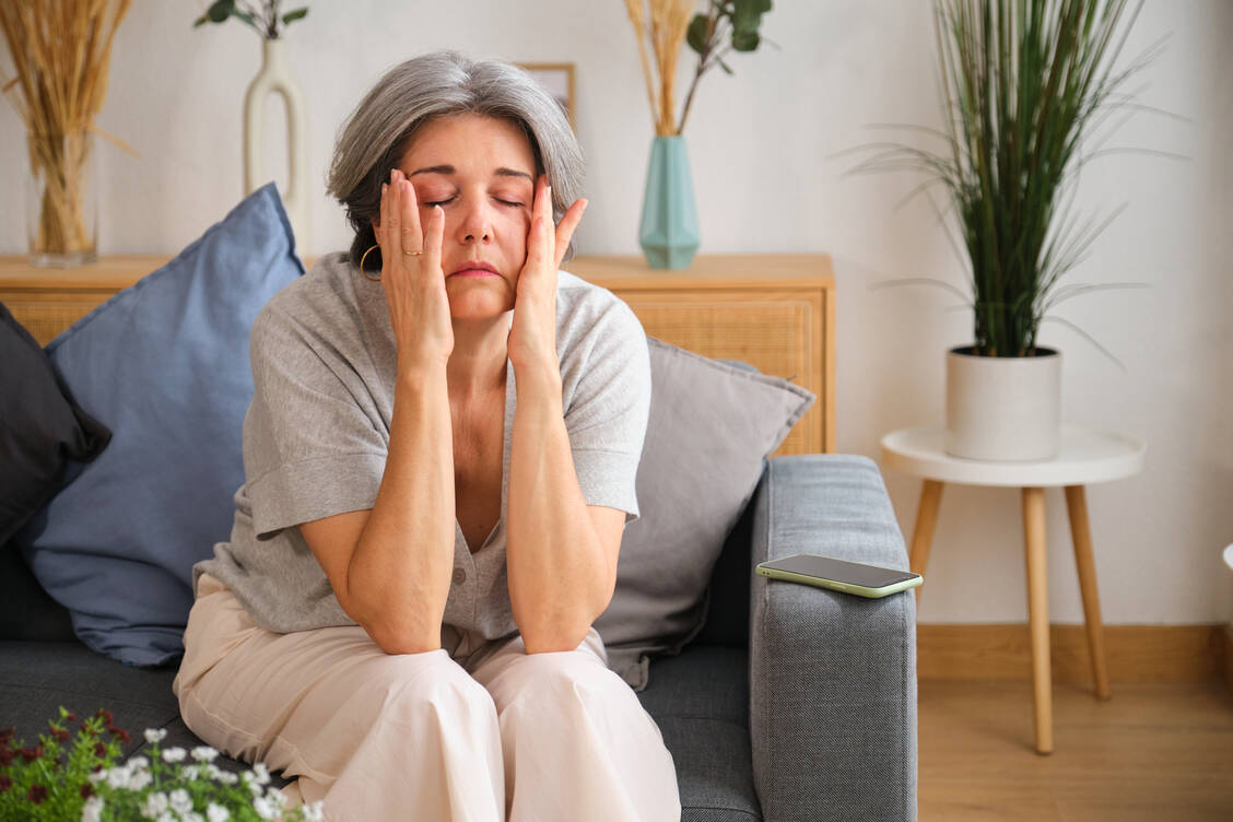 Wenn Frauen sich in den Wechseljahren müde und erschöpft fühlen, kann das auch an abnormen Monatsblutungen liegen. / © Getty Images/FujiCraft