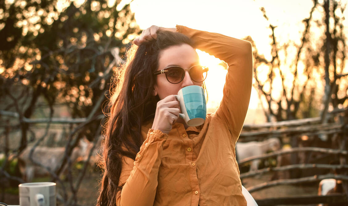 Kaffee und vor allem Sonnenlicht machen das frühe Aufstehen einfacher. Die Menschen orientieren ihre Tagesaktivitäten schon immer natürlicherweise am Sonnenaufgang. / © Getty Images/Nevena1987